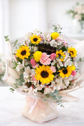 🌻 Sol de Amor — Rosas y Girasoles en Jarrón