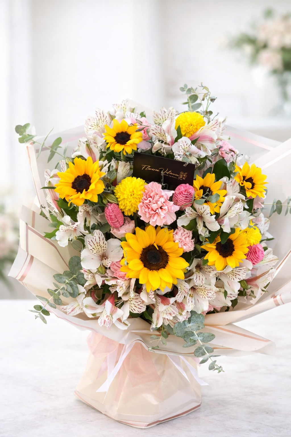 🌻 Sol de Amor — Rosas y Girasoles en Jarrón